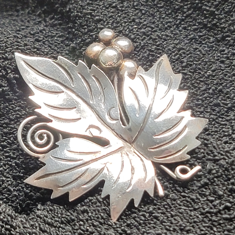 Artisan Signed Vintage Sterling Silver GORGEOUS Leaf Grapes Brooch Pin
